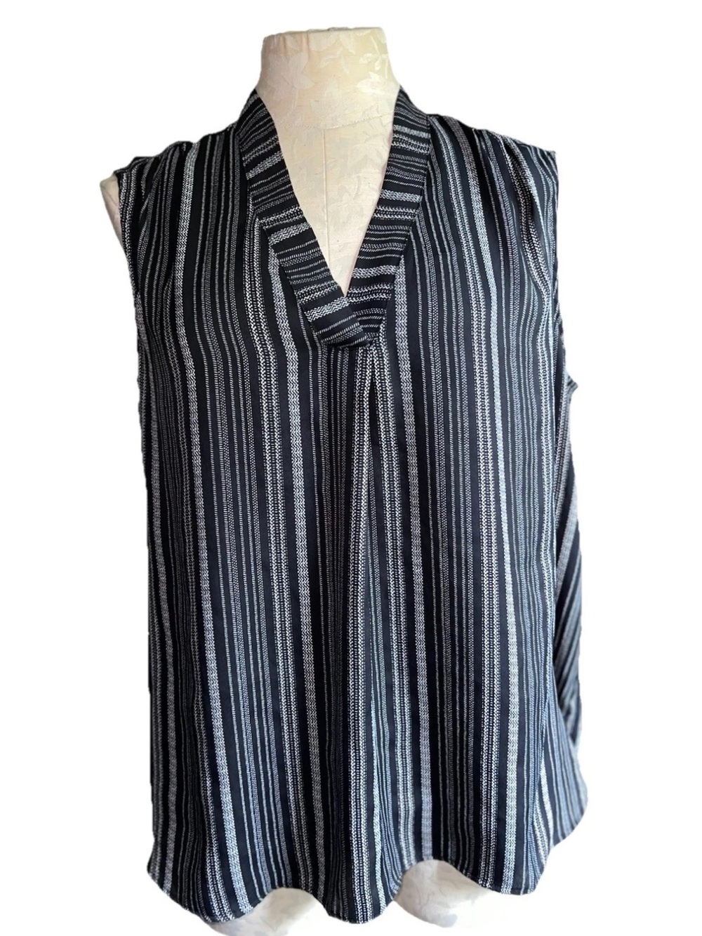 Jones New York Black & White Striped Sleeveless V-Neck Blouse Sz Large